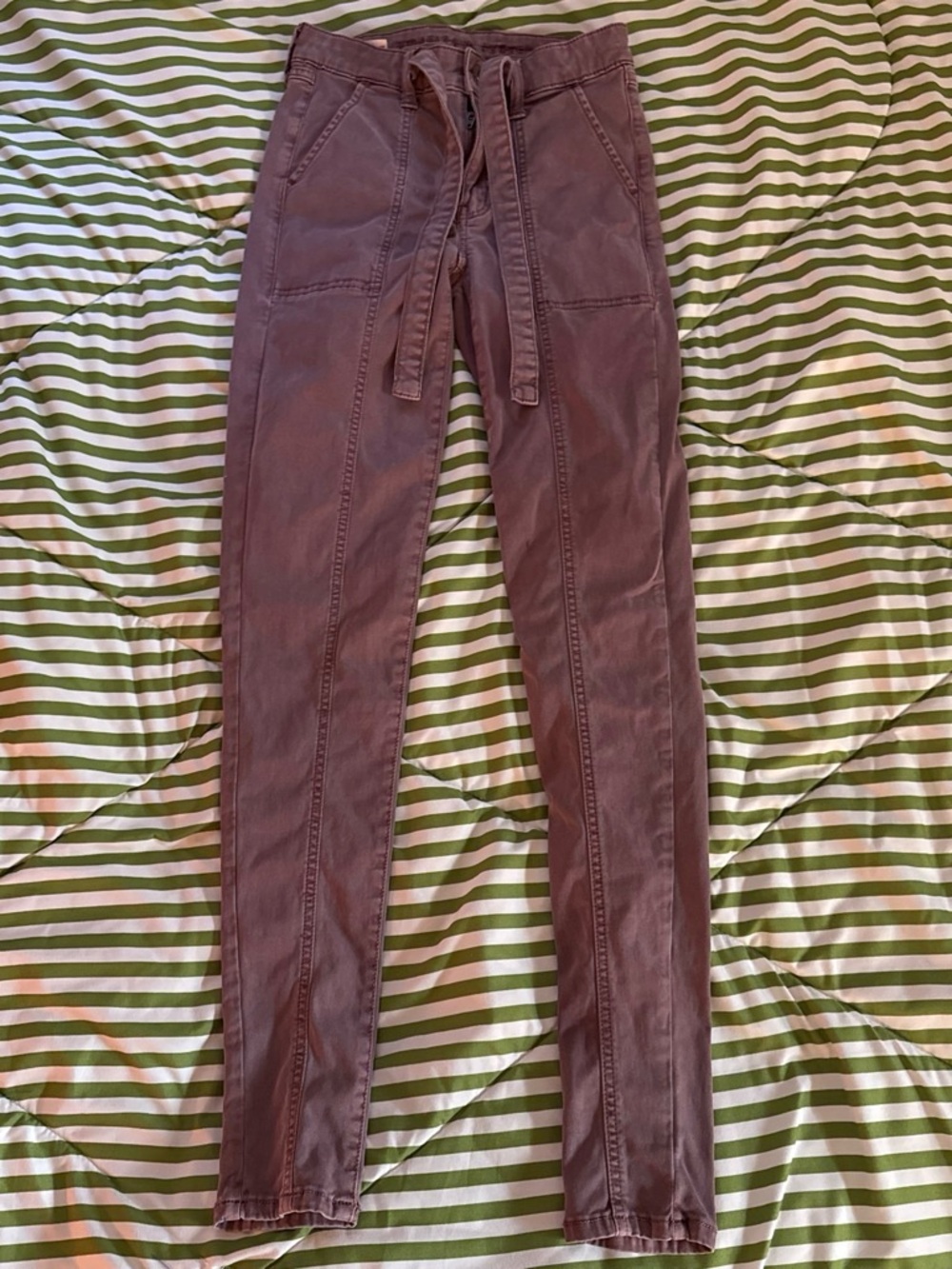 PINK AMERICAN EAGLE BELTED SKINNY JEANS